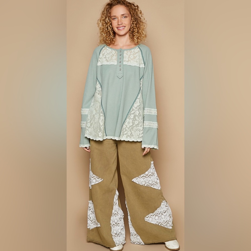 POL round neck, raglan sleeve, relaxed fit. Size: Various